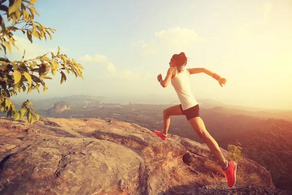 Vrouw loper op de bergtop — Stockfoto