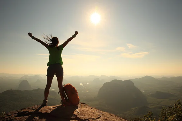 Mujer excursionista con los brazos abiertos — Foto de Stock