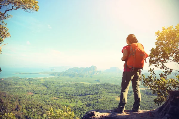 Mujer exitosa excursionista — Foto de Stock