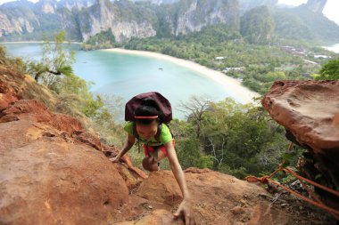 kadın backpacker üzerinde kaya tırmanışı
