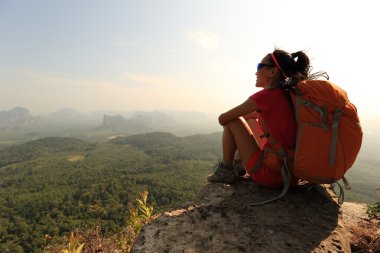 başarılı kadın uzun yürüyüşe çıkan kimse