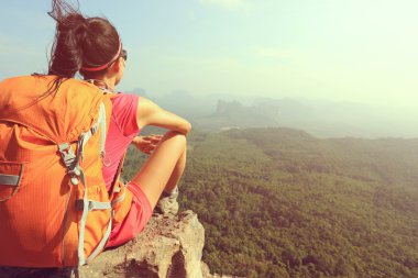 başarılı kadın uzun yürüyüşe çıkan kimse