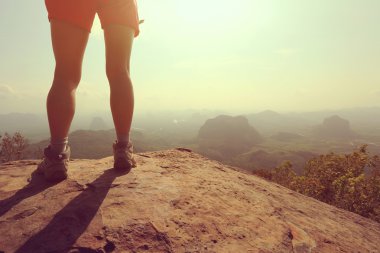 Kadın uzun yürüyüşe çıkan kimse bacaklar