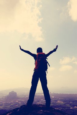 Kolları açık bir kadın yürüyüşçü