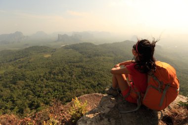başarılı kadın uzun yürüyüşe çıkan kimse
