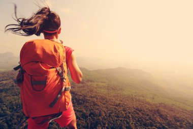 başarılı kadın uzun yürüyüşe çıkan kimse