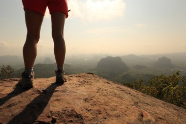 Kadın uzun yürüyüşe çıkan kimse bacaklar