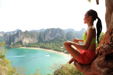 kadın pratik yoga Dağı'nda 