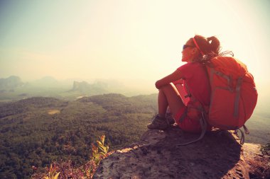 başarılı kadın uzun yürüyüşe çıkan kimse