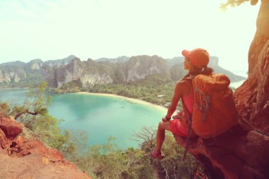  Kadın backpacker Dağı'nda 