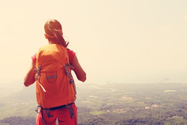  Kadın backpacker Dağı'nda 