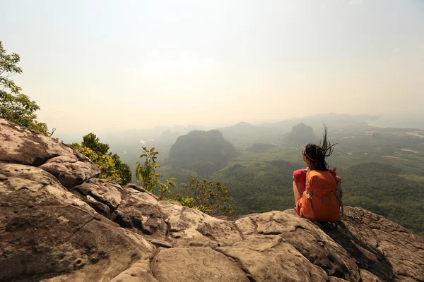 Mujer mochilera en la montaña —  Fotos de Stock