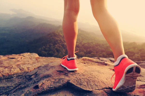 Piernas de mujer en la montaña —  Fotos de Stock