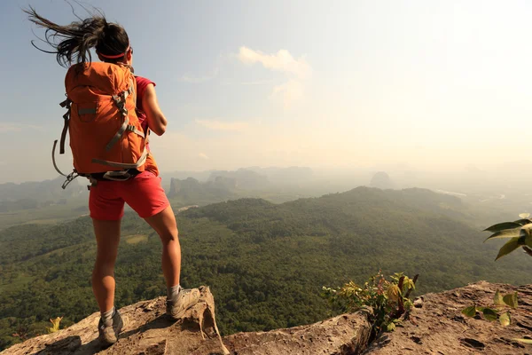 Successful woman hiker — Stock Photo, Image