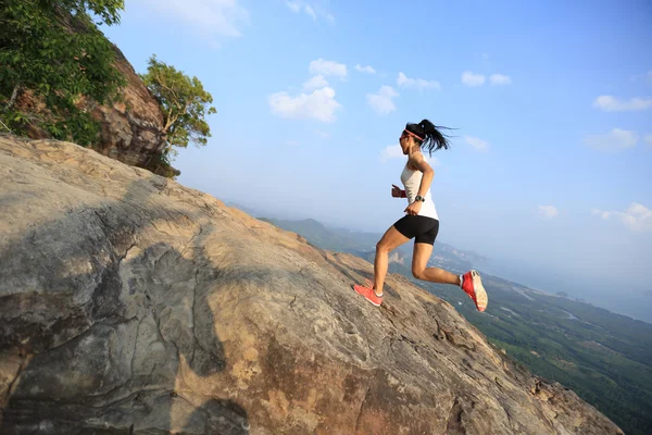 Femme coureuse sur le sommet de la montagne — Photo