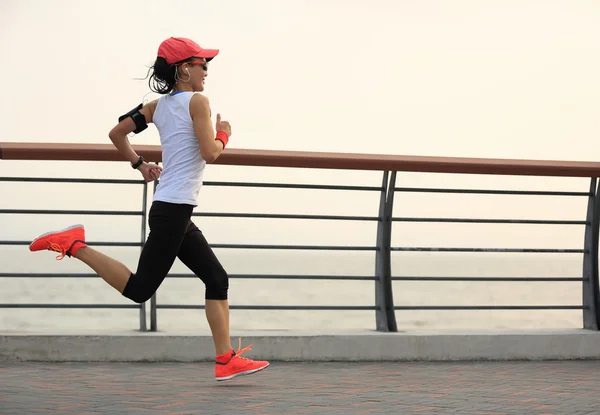 运行在海边的女运动员 — 图库照片