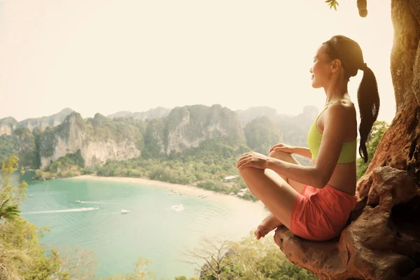 Mujer practica yoga en la montaña — Foto de Stock