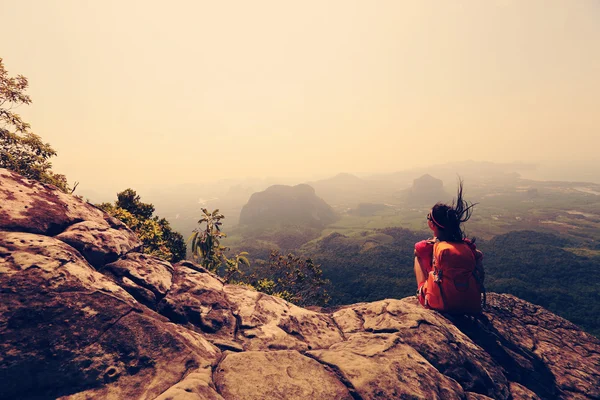 Donna zaino in spalla sulla montagna — Foto Stock