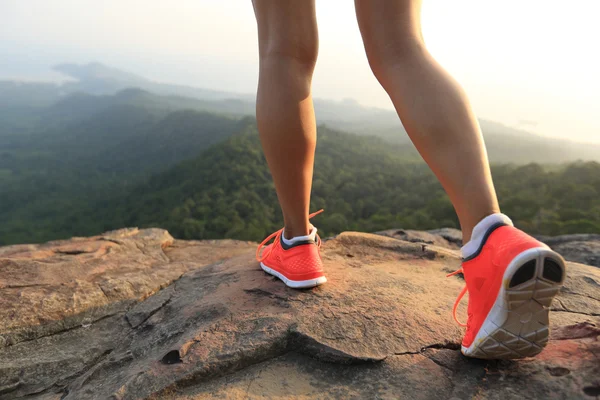 Gambe donna sulla montagna — Foto Stock