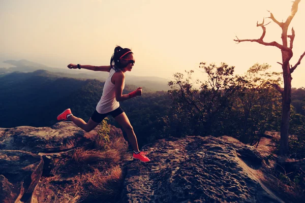 Kvinnan löpare på bergstopp — Stockfoto