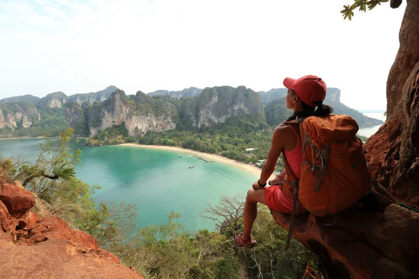 Vrouw backpacker op berg — Stockfoto