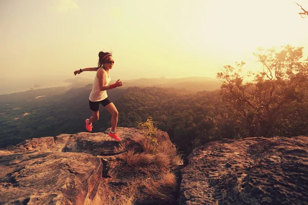 Vrouw loper op de bergtop — Stockfoto