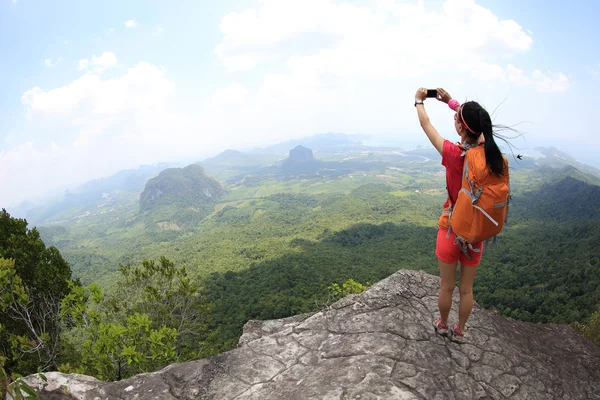 Femme randonneur avec smartphone — Photo