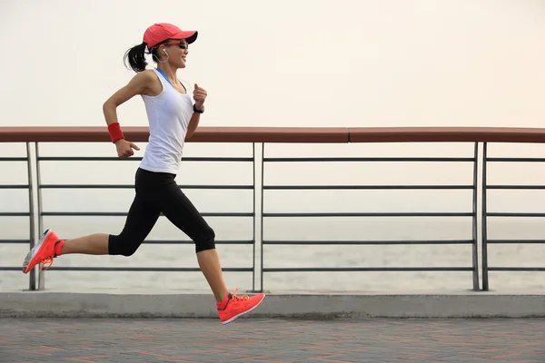 Vrouw atleet draait op zee — Stockfoto