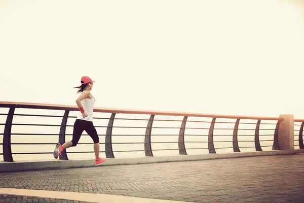 Atleta mulher correndo à beira-mar — Fotografia de Stock