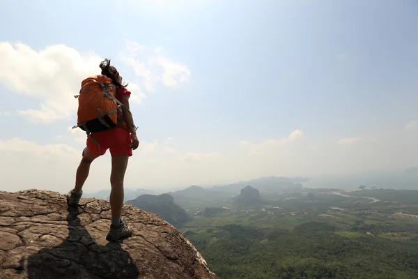 Vrouw backpacker op berg — Stockfoto