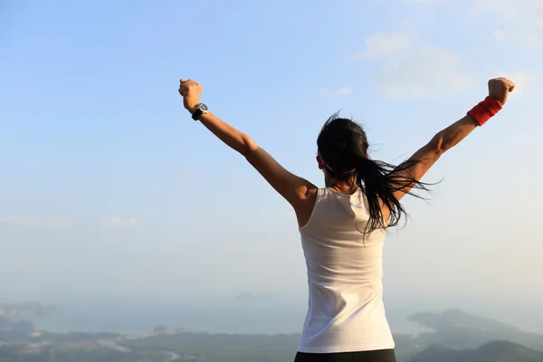 Woman with open arms — Stock Photo, Image