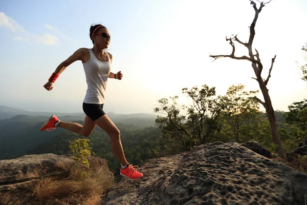 Vrouw loper op de bergtop — Stockfoto