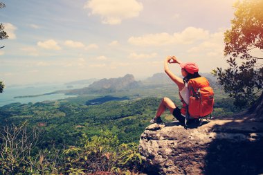 Dağ tepe üzerinde kadın uzun yürüyüşe çıkan kimse