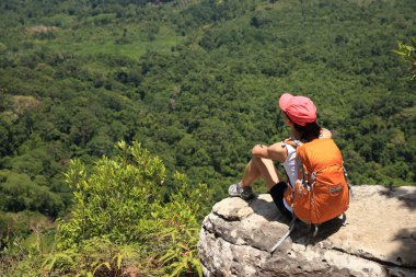 başarılı kadın uzun yürüyüşe çıkan kimse