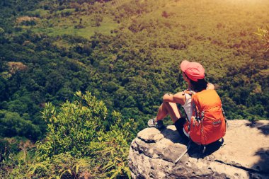 başarılı kadın uzun yürüyüşe çıkan kimse
