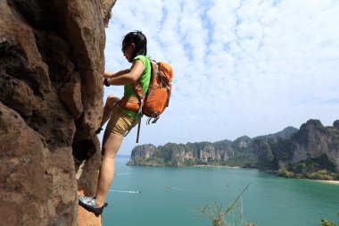kadın dağcı dağ uçurum
