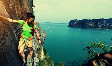 kadın dağcı dağ uçurum