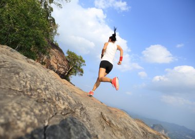 kadın atlet dağ tepe üzerinde