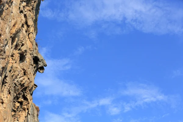 Bergvägg över himlen — Stockfoto