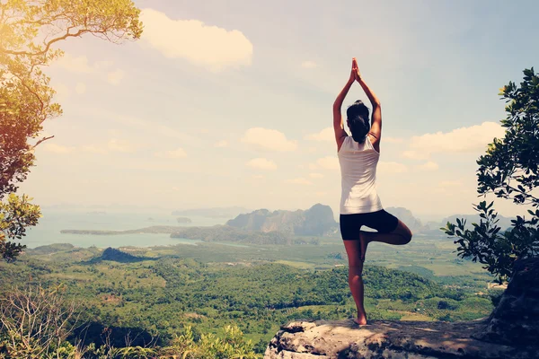 Fitness yoga kvinnan — Stockfoto