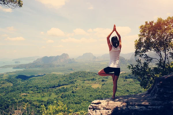 Fitness yoga kvinnan — Stockfoto