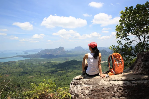 Dağ tepe üzerinde kadın uzun yürüyüşe çıkan kimse