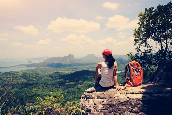 Mulher caminhante no topo da montanha — Fotografia de Stock