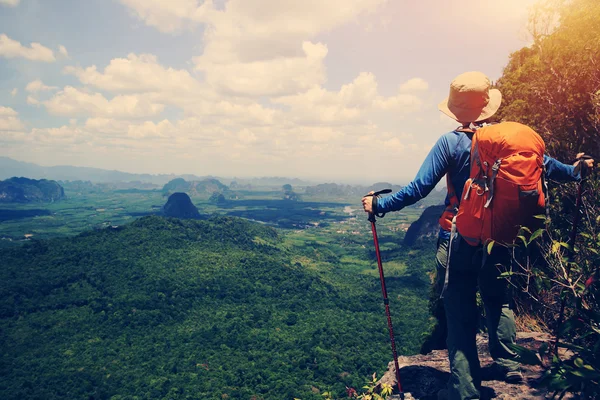 Mujer joven excursionista — Foto de Stock