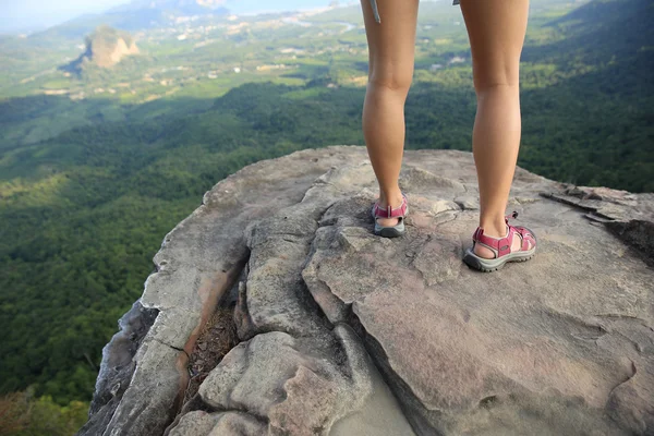 Женские ноги туриста — стоковое фото