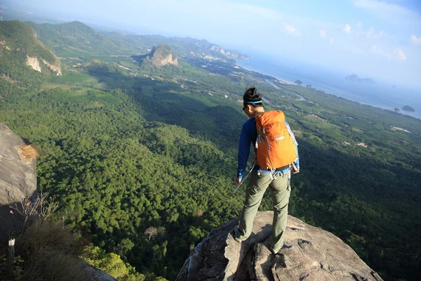 Young woman hiker — Stock Photo, Image