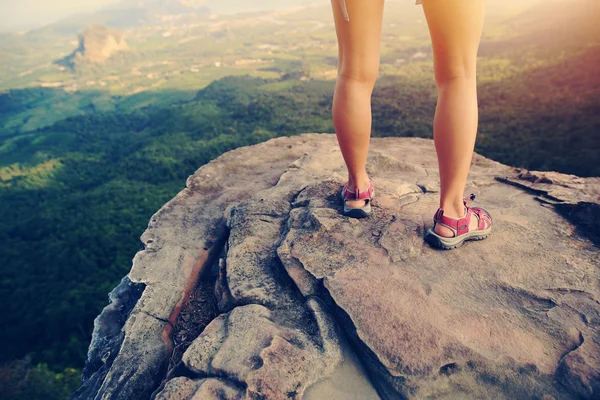 Gambe da escursionista femminile — Foto Stock