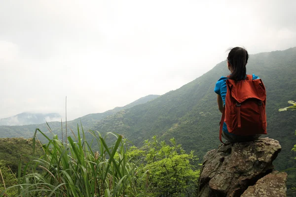 Donna sopra vista sulle montagne — Foto Stock