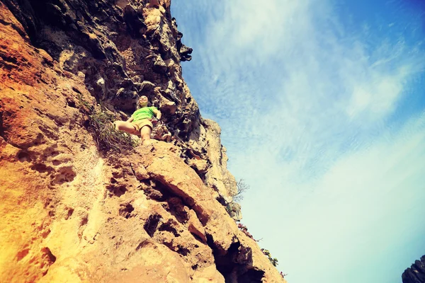 Kvinna rock klättrare — Stockfoto