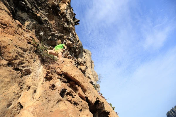Женщина скалолаз на скале — стоковое фото